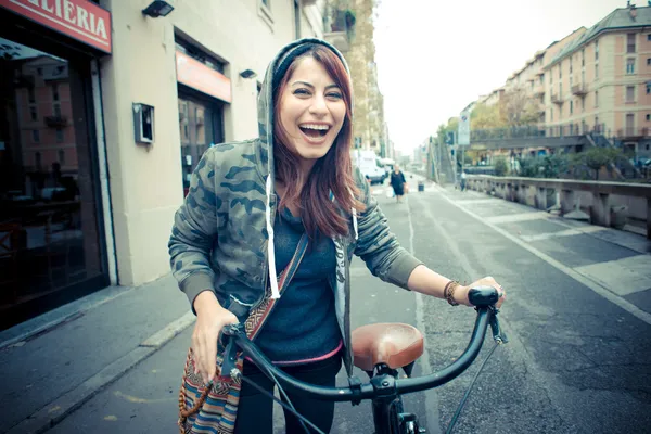 Schöne rote Kopf Frau auf dem Fahrrad — Stockfoto