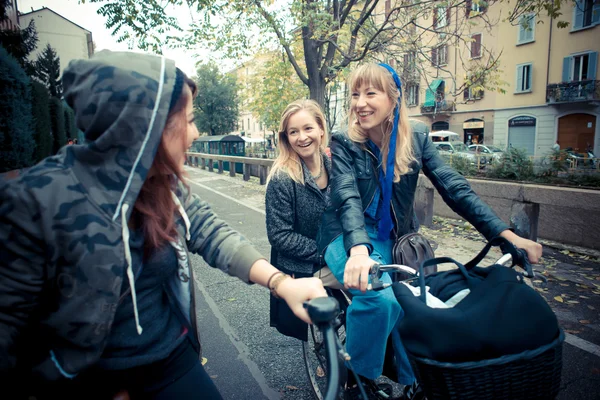 Drie vrienden vrouw op fiets — Stockfoto