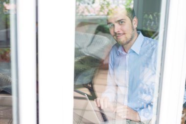 şık iş multitasking çoklu ortam adam evde