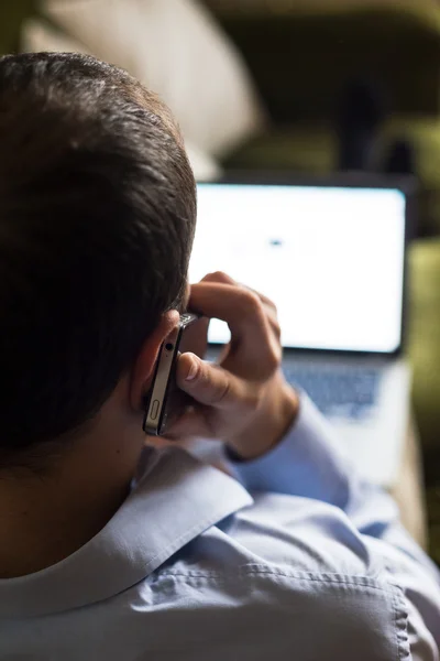 Entreprise élégante multitâche multimédia homme à la maison — Photo