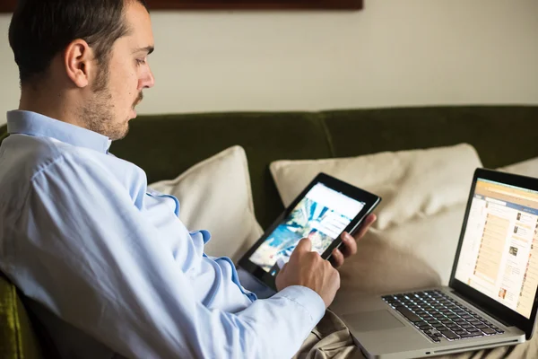 Homem multimídia multitarefa de negócios elegante em casa — Fotografia de Stock