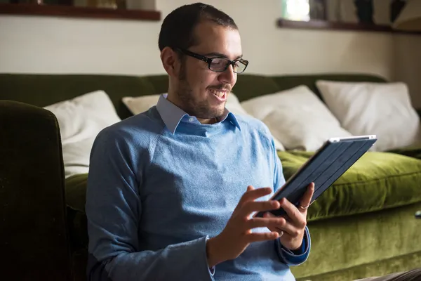 Şık iş multitasking çoklu ortam adam evde — Stok fotoğraf