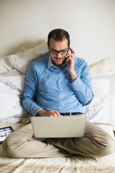 Elegáns üzleti multitasking multimédia ember otthon — Stock Fotó