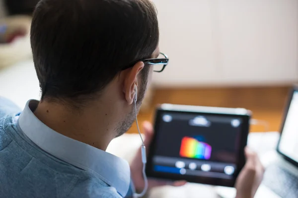 Elegante business multitasking multimediale uomo di casa — Foto Stock