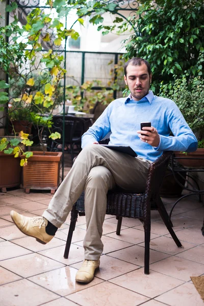 Homem multimídia multitarefa de negócios elegante em casa — Fotografia de Stock