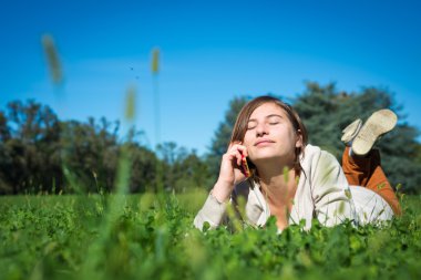 Telefondaki genç hipster kısa saçlı kadın