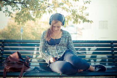 güzel genç sarışın hipster kadın müzik dinleme