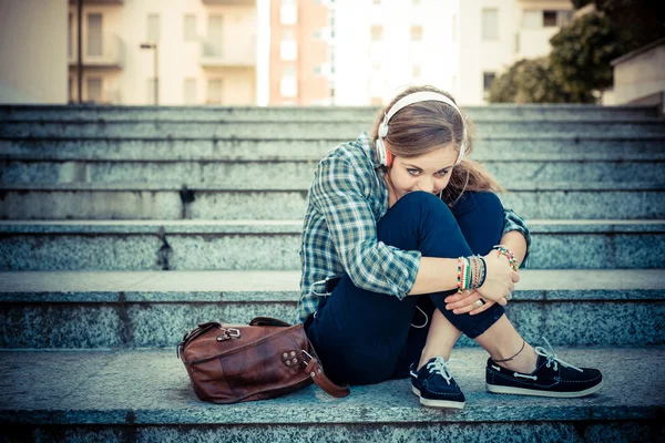 Frumos tineri blonda hipster femeie ascultând muzică — Fotografie, imagine de stoc