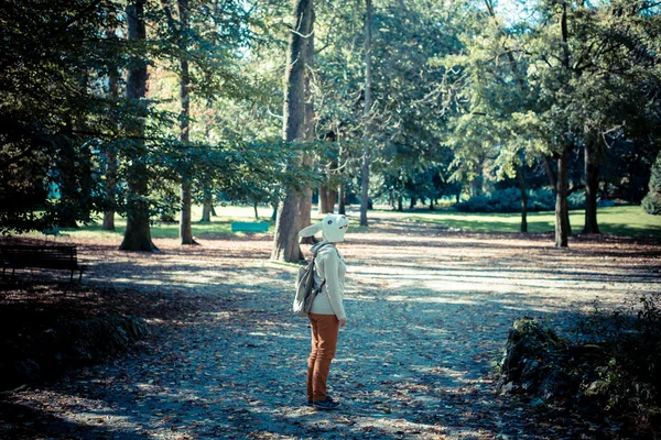 Giovane hipster coniglio maschera donna in autunno — Foto Stock