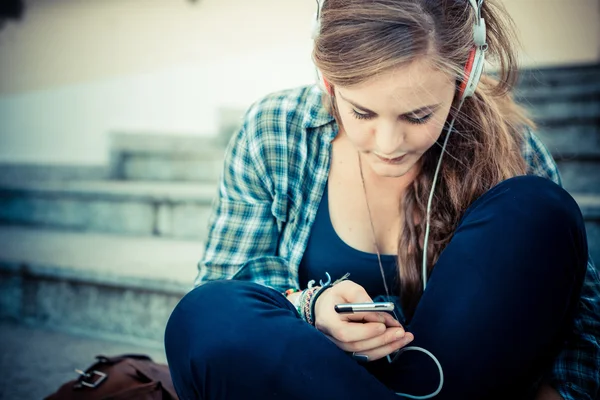 Bela jovem loira hipster mulher ouvir música — Fotografia de Stock