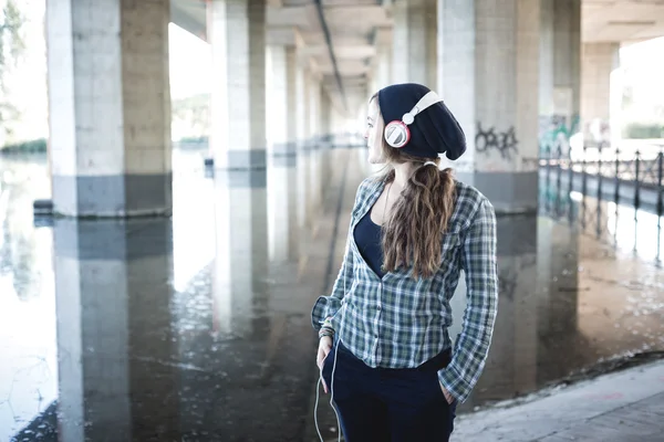 Γυναίκα όμορφη νεαρή ξανθιά hipster ακούγοντας μουσική — Φωτογραφία Αρχείου