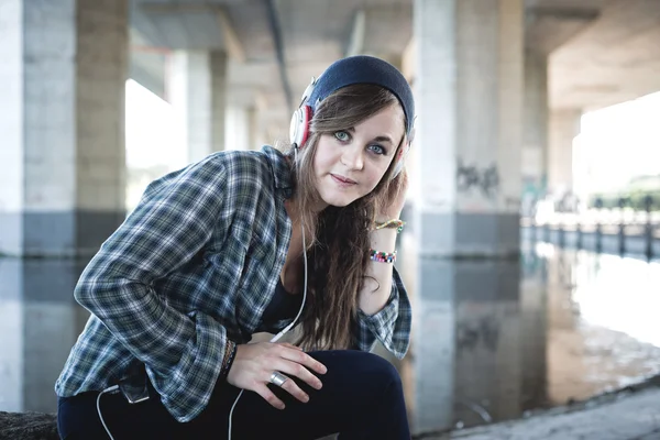 Beautiful young blonde hipster woman listening music — Stock Photo, Image