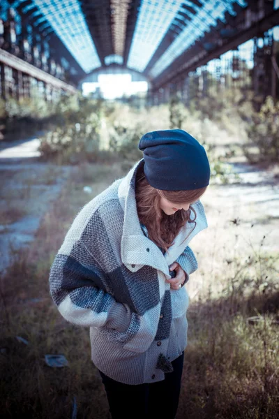 Bella giovane bionda hipster donna alla moda — Foto Stock