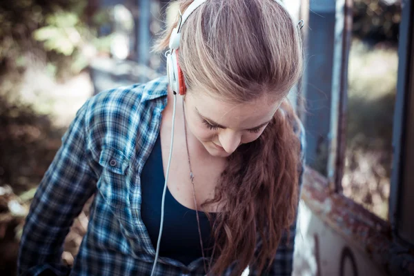 güzel genç sarışın hipster kadın müzik dinleme