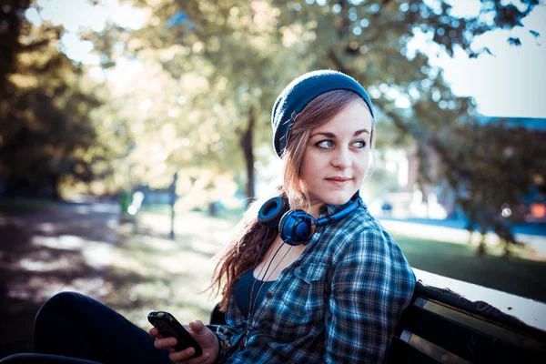 Bella giovane donna hipster bionda al telefono — Foto Stock