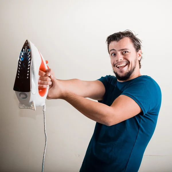 Jovem elegante homem dona de casa engomar — Fotografia de Stock