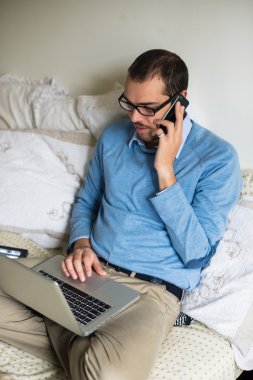 şık iş multitasking çoklu ortam adam evde