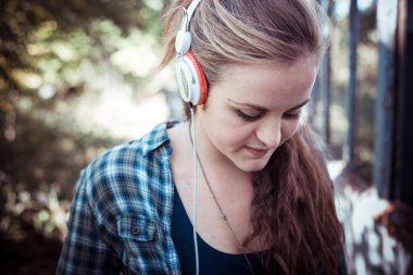 güzel genç sarışın hipster kadın müzik dinleme