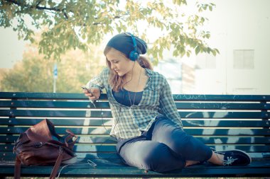 güzel genç sarışın hipster kadın müzik dinleme