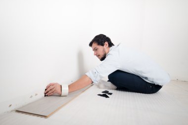 genç adam bricolage çalışma