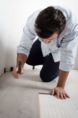 genç adam bricolage çalışma