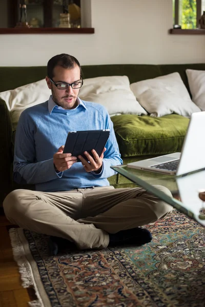 Elegante multitasking multimedia zakenman thuis — Stockfoto