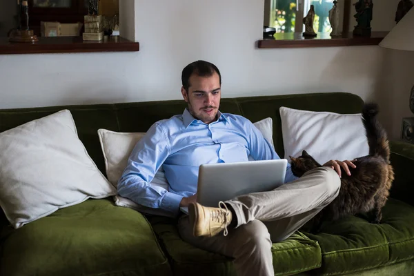 マルチタスクのマルチ メディアの男のエレガントなビジネス自宅でeleganta multitasking multimedia affärsman hemma — ストック写真