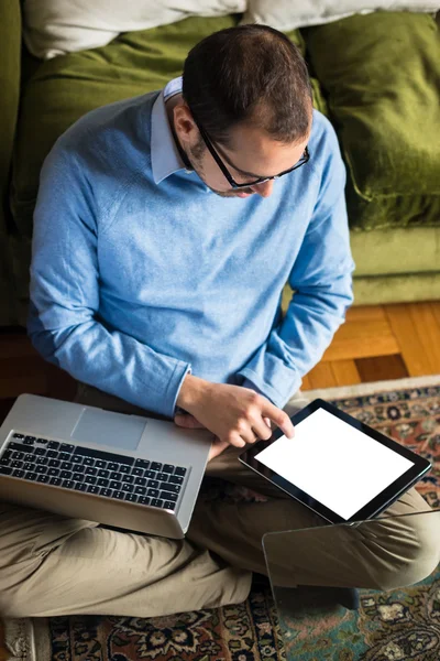 Elegantní obchodní multitasking multimediální muž doma — Stock fotografie