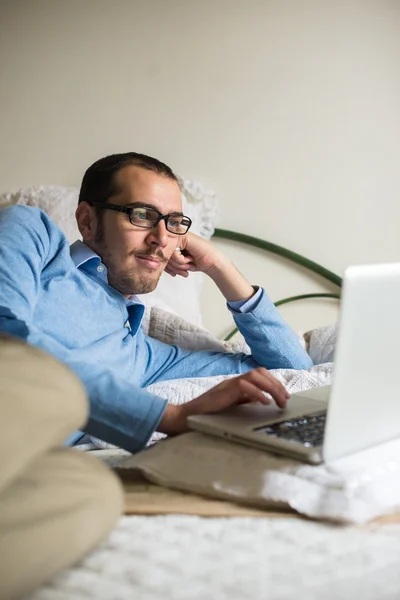 Elegante business multitasking multimediale uomo di casa — Foto Stock