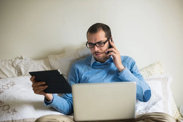 Homem multimídia multitarefa de negócios elegante em casa — Fotografia de Stock