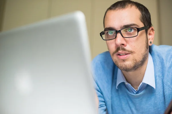 Elegante negocio multitarea multimedia hombre en casa — Foto de Stock