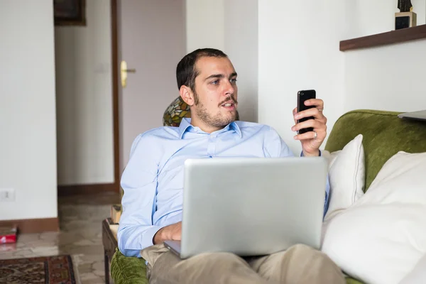 Homem multimídia multitarefa de negócios elegante em casa — Fotografia de Stock