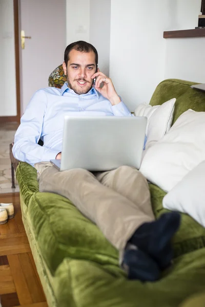 Homem multimídia multitarefa de negócios elegante em casa — Fotografia de Stock
