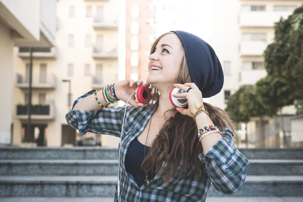 Bela jovem loira hipster mulher ouvir música — Fotografia de Stock
