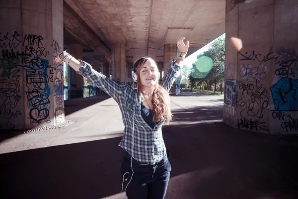 Hermosa joven rubia hipster mujer escuchando música — Foto de Stock