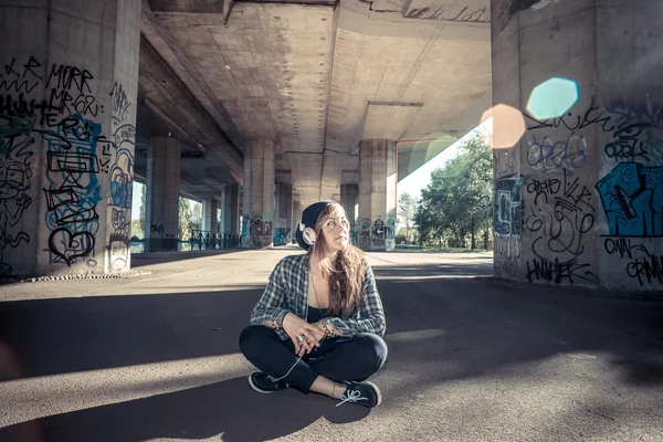 Beautiful young blonde hipster woman listening music — Stock Photo, Image