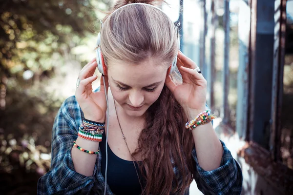 Hermosa joven rubia hipster mujer escuchando música —  Fotos de Stock