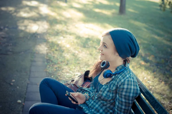 Belle jeune femme blonde hipster au téléphone — Photo