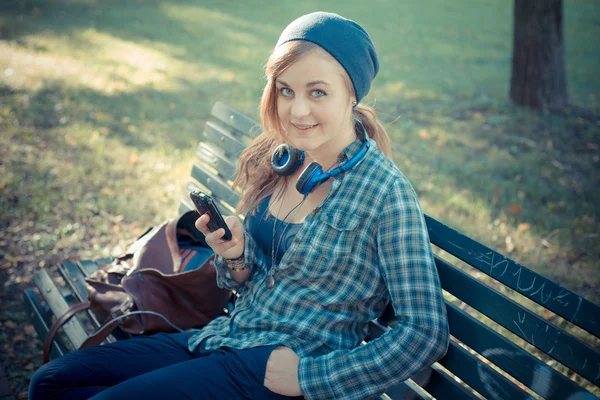 Belle jeune femme blonde hipster au téléphone — Photo