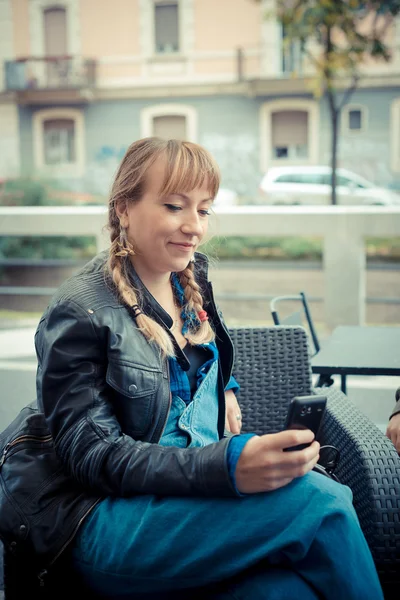 Vacker blond kvinna på telefon — Stockfoto