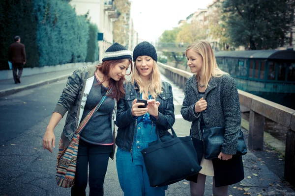 Telefondaki kadın üç arkadaş