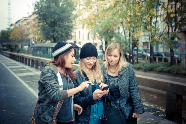 Tři přátelé žena na telefonu — Stock fotografie