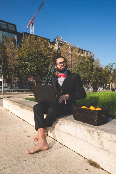 Стильный элегантный дреды бизнесмен с помощью ноутбука — стоковое фото