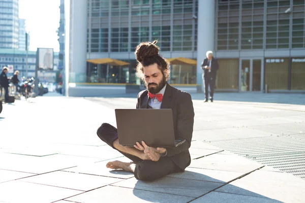 Snygg elegant dreadlocks affärsman använder bärbar dator — Stockfoto