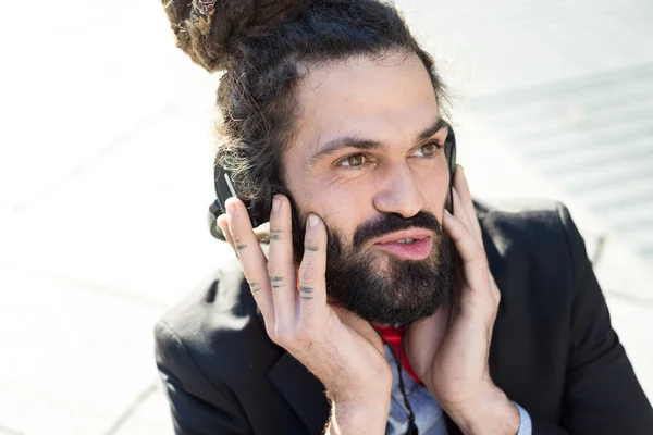 Stijlvolle elegante dreadlocks zakenman luisteren muziek — Stockfoto