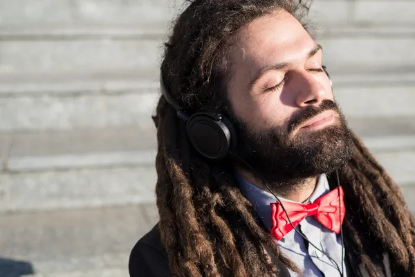 Şık zarif dreadlocks işadamı müzik dinleme — Stok fotoğraf