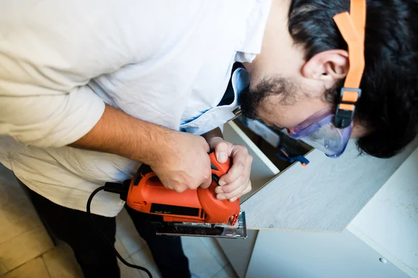 Jovem bricolage trabalho serragem — Fotografia de Stock