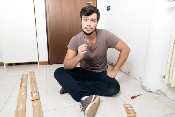 Joven bricolaje trabajo — Foto de Stock