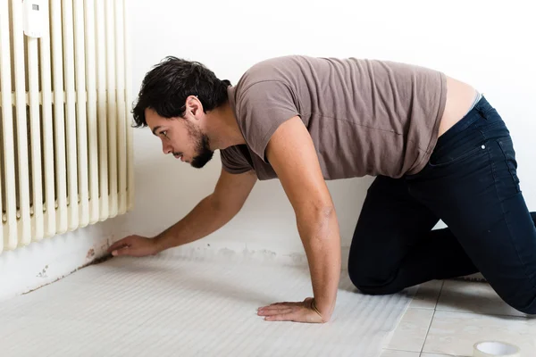 Junger Mann bei der Arbeit — Stockfoto