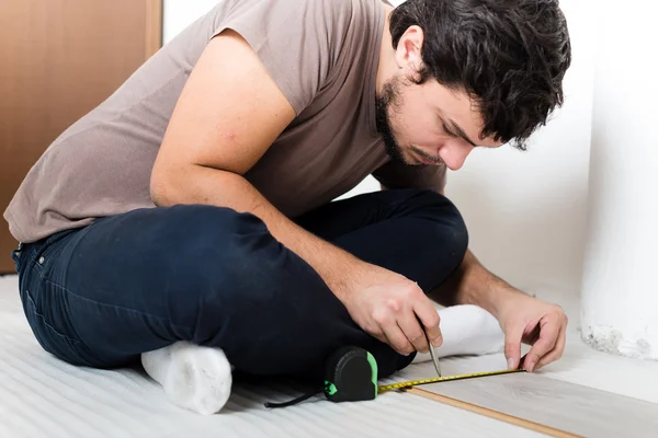 Jovem bricolage trabalho — Fotografia de Stock